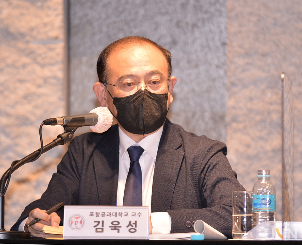 22일 부산 농심호텔에서 열린 ‘제7회 대학혁신지원사업 웨비나(Webinar) 콘퍼런스’에서 발제하고 있는 김욱성 교수. (사진=한명섭 기자)