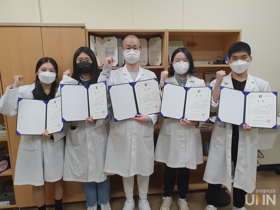 한국과학창의재단 학부생 연구 프로그램 '우수상'을 수상한 선문대 수산생명의학과 학생들 (사진=선문대 제공)