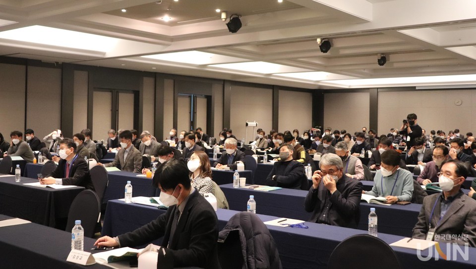 전문대학산학협력처단장협의회 주최로 4일 제주 메종글래드호텔에서 2021년 한국전문대학산학협력처단장협의회 동계세미나가 열렸다.(사진=이중삼 기자)