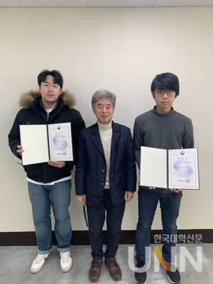 충북대 현수운, 이원준 씨가 2021년 국가무형문화재 이수심사(종목: 한지장)에서 최종 합격했다. (사진=충북대 제공)