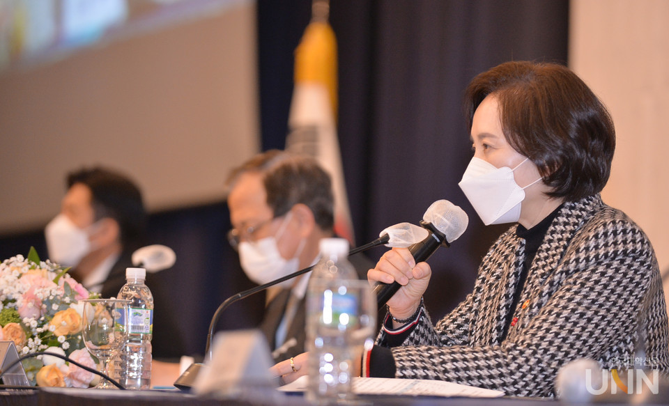 26일 열린 대교협 정기총회에 참석한 유은혜 부총리가 총장들과의 대화 시간에 답변을 하고 있다. (사진= 한명섭 기자)