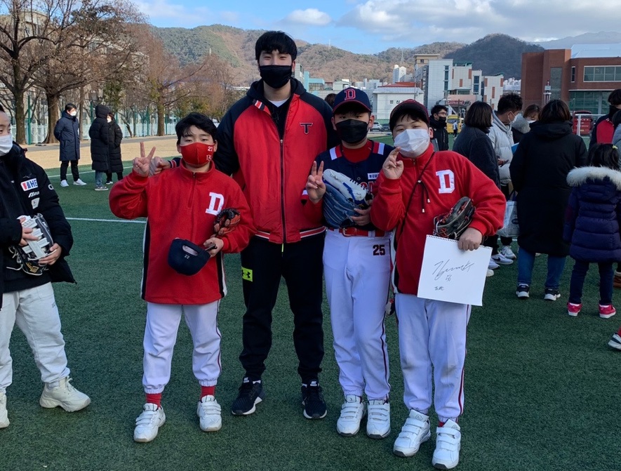 동강대가 동강공공스포츠클럽과 함께 ‘프로야구 선수 초청 재능기부’ 행사를 지난달 16일에 진행했다. (사진=동강대 제공)