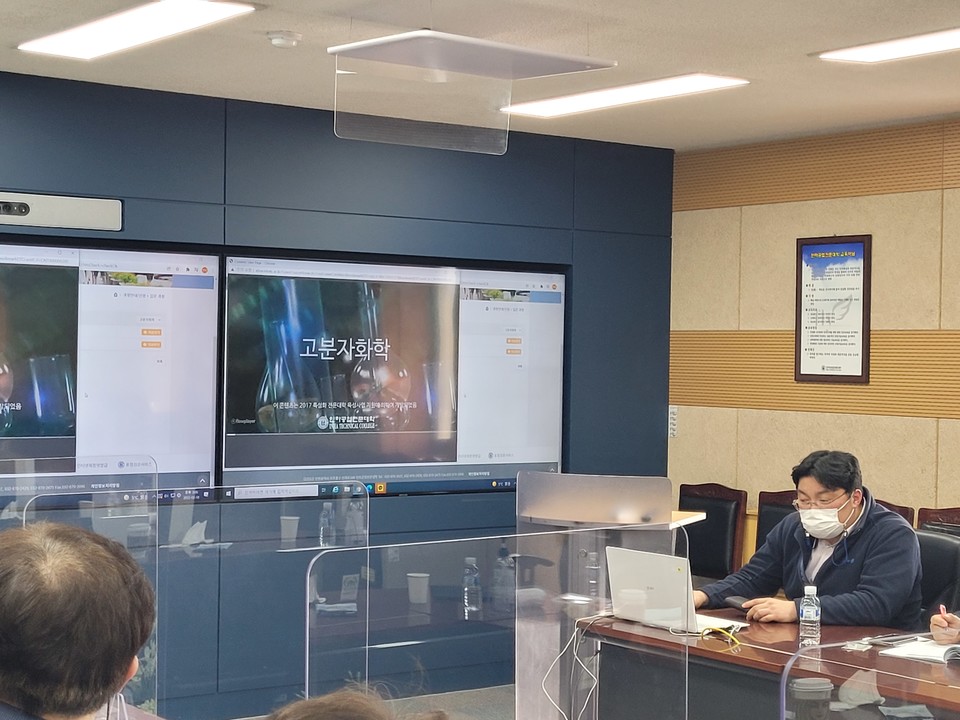 변창우 인하공전 기획처장이 인하공전 온라인 수업 콘텐츠를 소개하고 있다. (사진=김한울 기자)