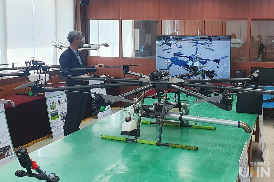 이관희 경남도립거창대 드론토목학부 교수가 대학 대학의 드론 방제 사업 성과를 설명하고 있다. (사진=김의진 기자)