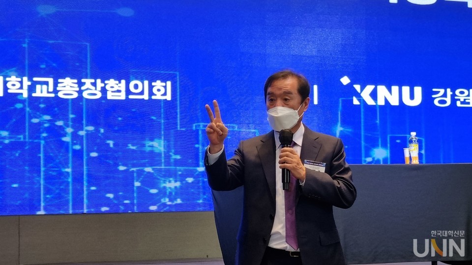 김병준 인수위 지역균형발전특별위원장이 30일 열린 ‘고등교육 정책포럼’에 참석해 거점국립대 총장들과 질의응답 시간을 가졌다. (사진= 한명섭 기자)