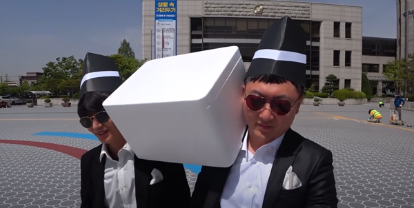 ‘관짝 밈’을 활용해 사회적 거리두기 영상을 제작한 충주시 유튜브 채널 (사진=충주시 유튜브 캡처)