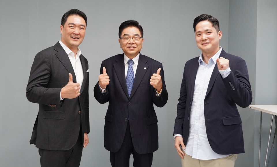 왼쪽부터 강성현 롯데마트 대표, 오세조 연세대 명예교수, 고현규 케이그룹 대표