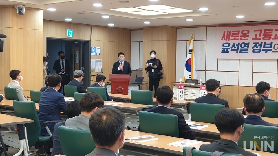 14일‘새로운 고등교육 패러다임과 윤석열 정부의 역할’ 토론회에서 권성동 원내대표가 발언하고 있다. (사진 = 허지은 기자)