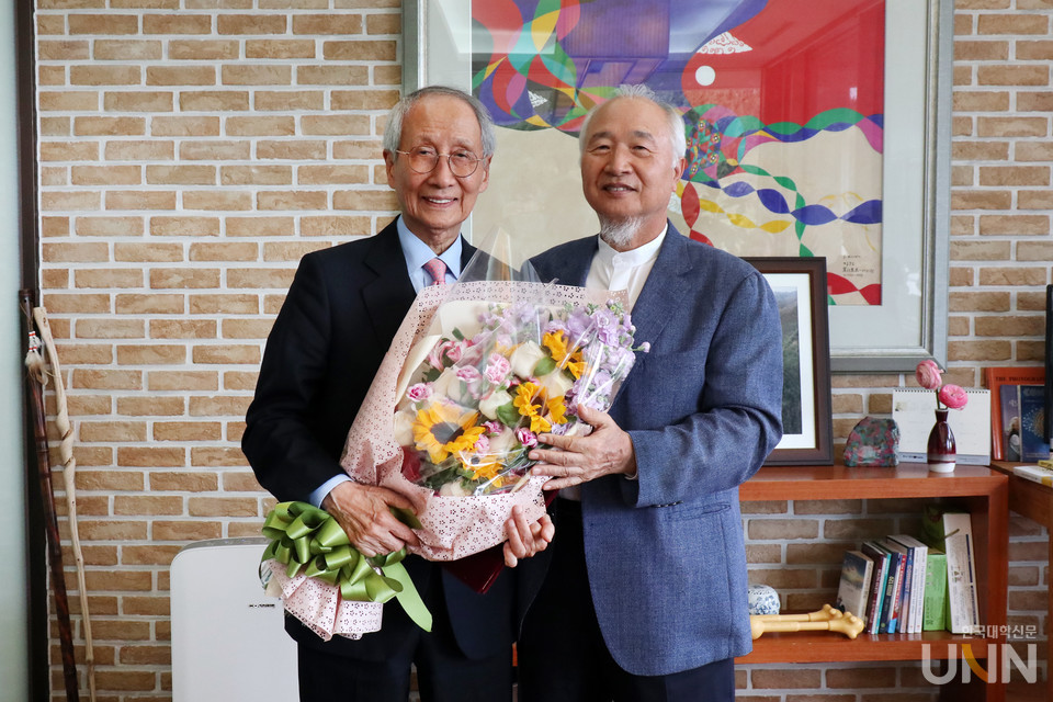 글로벌사이버대가 윤여준 전 환경부장관(사진 왼쪽)을 명예총장으로 임명했다. 윤 명예총장은 “한류의 시대에 한국의 역할이 어느 때보다 중요한 만큼, 국제사회에 기여할 수 있는 한국의 K스피릿을 알리는데 매진하겠다”고 밝혔다. (사진제공=글로벌사이버대)