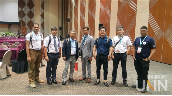 2019년 Paramedic Asia 학술대회에 참석한 문준동 교수(우측 두번째)와 신동민 교수(우측 네번째). (사진 = 한국응급구조학회)