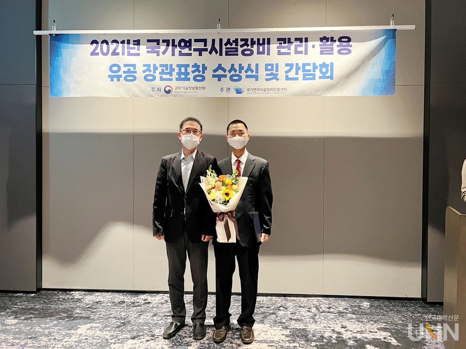 (오른쪽에서 왼쪽으로) DGIST 로봇및기계전자공학과 김봉훈 교수, 국가연구시설장비진흥센터 박정한 센터장 (사진=DGIST 제공)