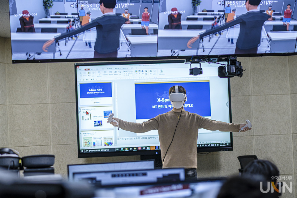 경희대는 첨단 에듀테크(EduTech)를 활용해 미래 교육 환경 변화에 적극적으로 대응한다. 사진은 지난 5월 12일 국제캠퍼스에 개소한 ‘X-Space’의 VR 시연 장면.