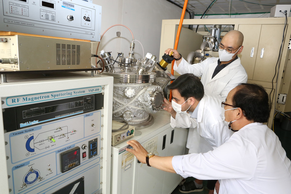이산화티타늄의 플라즈마 상태를 관찰하고 있는 울산대 연구진 (사진=울산대 제공)