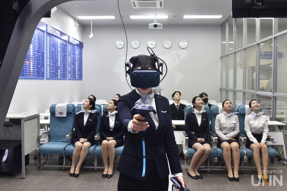 인천재능대 항공서비스과 학생들이 가상현실(VR) 실습실에서 체험교육을 받고 있다.(사진=인천재능대)