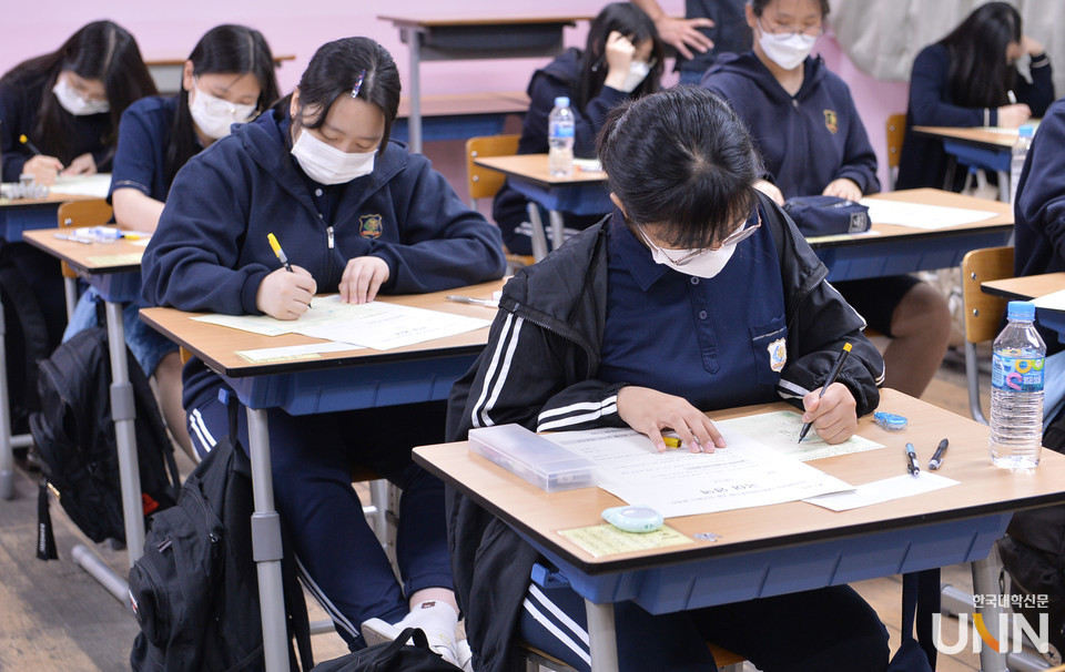 수험생들이 9일 실시된 6월 모의평가 시험을 보고 있다. (사진= 한국대학신문 DB)