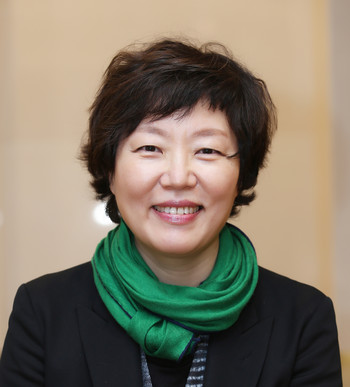 이미경 대표는…2002년 환경재단 창립 준비부터 활동했다. 상임이사를 맡아 ‘서울환경영화제’, ‘그린보트’, ‘4차 산업혁명리더십과정’ 등 환경재단의 주요사업을 주도했다. 특히 기업이 기후환경문제 해결에 동참하도록 기여했고 ‘그린수소포럼’과 ‘ESG 리더십과정’ 등도 기획했다. 2021년 4월 환경재단 대표에 취임했다.