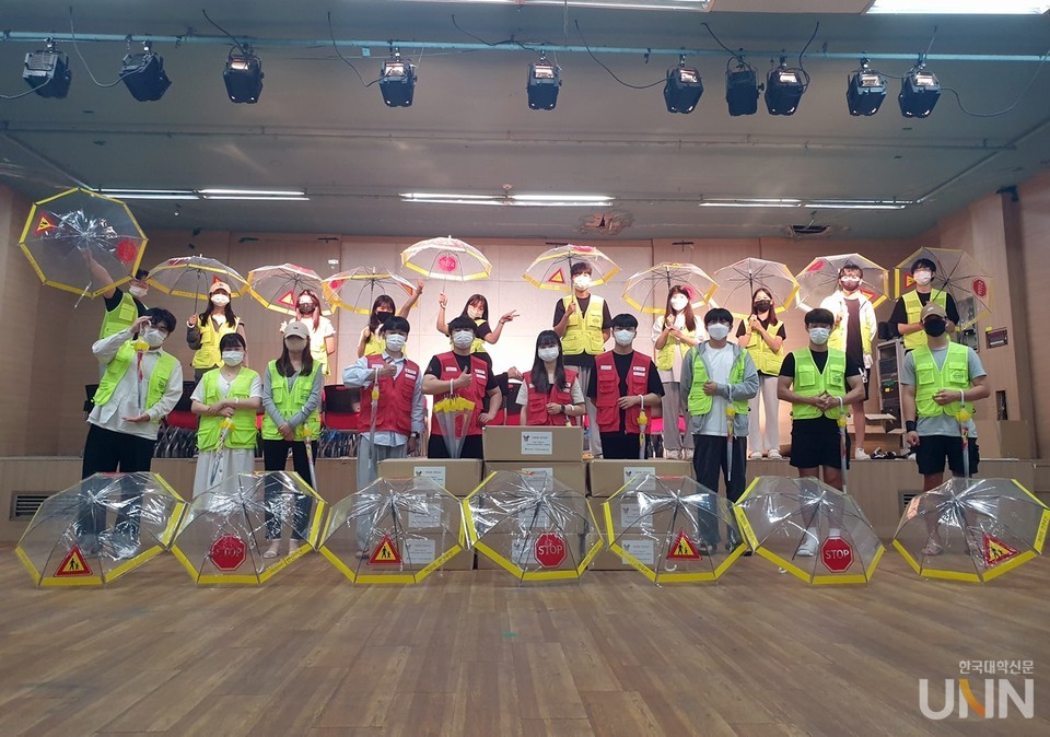 ‘1단멈춤 안전우산’ 제작에 참여한 광주대 호심사회봉사단원들 모습 (사진=광주대 제공)