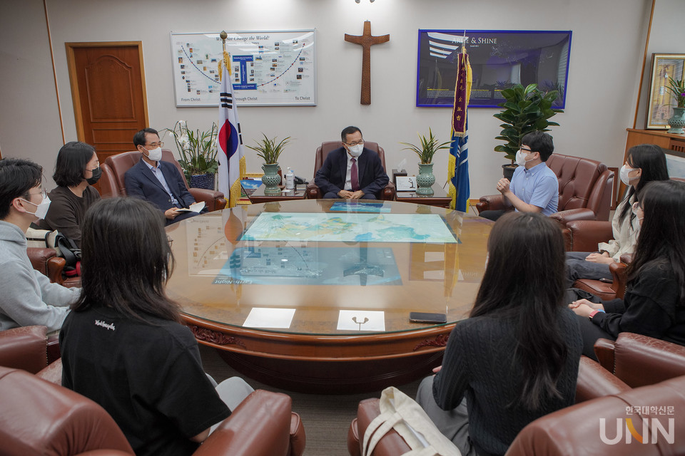 최도성 한동대 총장이 지원사업 선정팀 학생들을 격려하고 있다.  (사진=한동대 제공)