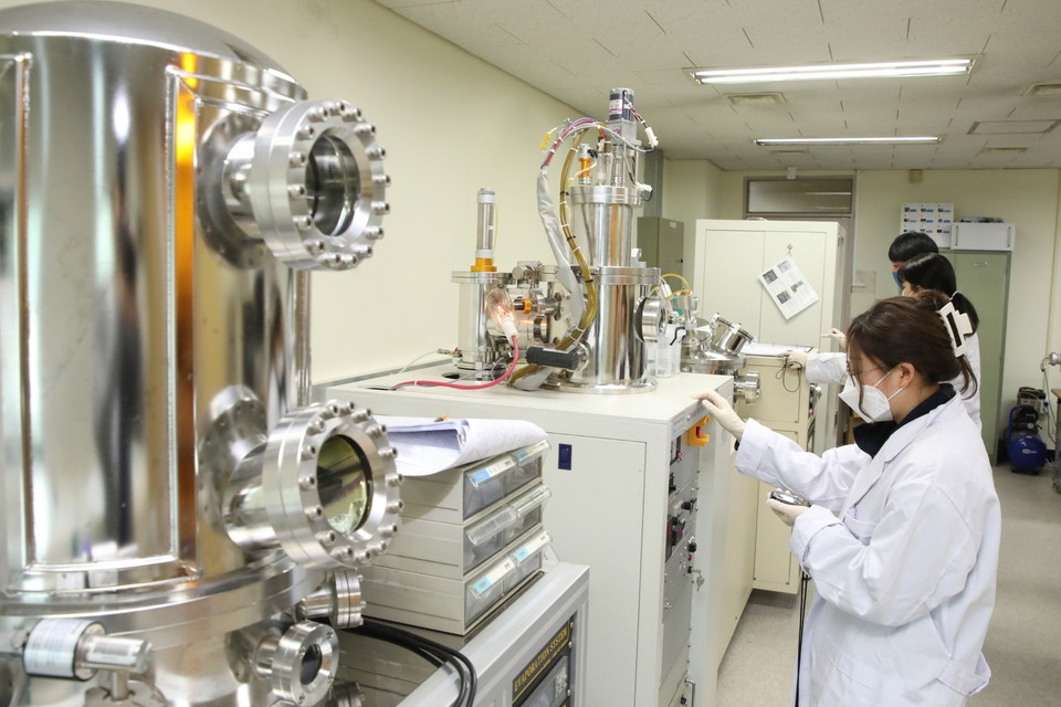 가천대 IT융합대학에 위치한 가천반도체첨단연구소에서 연구원들이 반도체 연구를 하고 있다. (사진=가천대 제공)