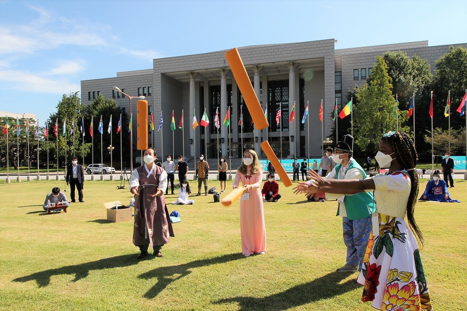 황선조 선문대 총장이 외국인 유학생들과 윳놀이를 즐기고 있다. (사진 제공=선문대)