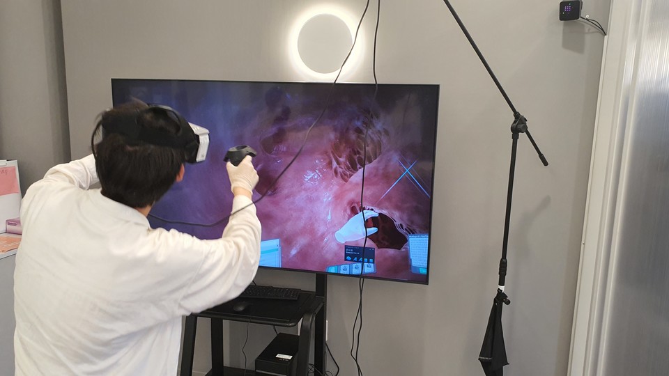 선문대 간호학과 학생이 가상현실에서 직접 신체구조를 조작하는 실습을 진행하고 있다.