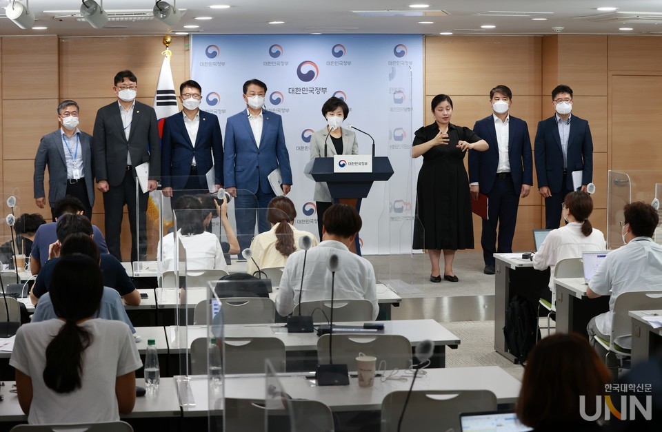 정부는 7개 부처 합동으로 반도체 인력양성 방안을 추진한다고 밝혔다. 지난 19일 박순애 부총리가 브리핑을 하고 있는 모습. (사진= 교육부)