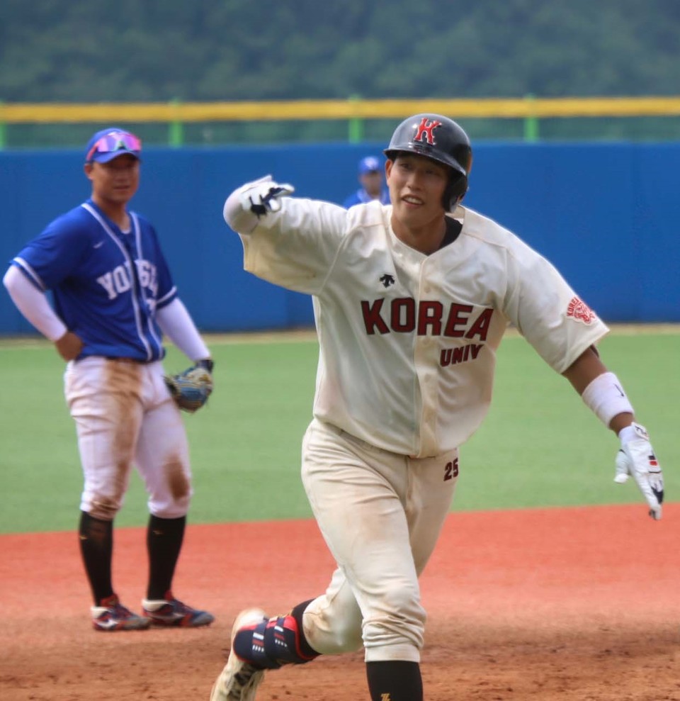 4회말 우월 2점홈런을 친 후 그라운드를 돌고 있는 박건우 고려대 선수 (사진=고려대 SPORTS KU 제공)