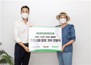 (왼쪽부터)신형국 캄미어패럴 대표, 문명선 밀알복지재단 마케팅 위원장