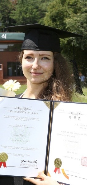 우크라이나 출신 카테리나 씨가 학위증을 들고 기념사진을 남겼다.