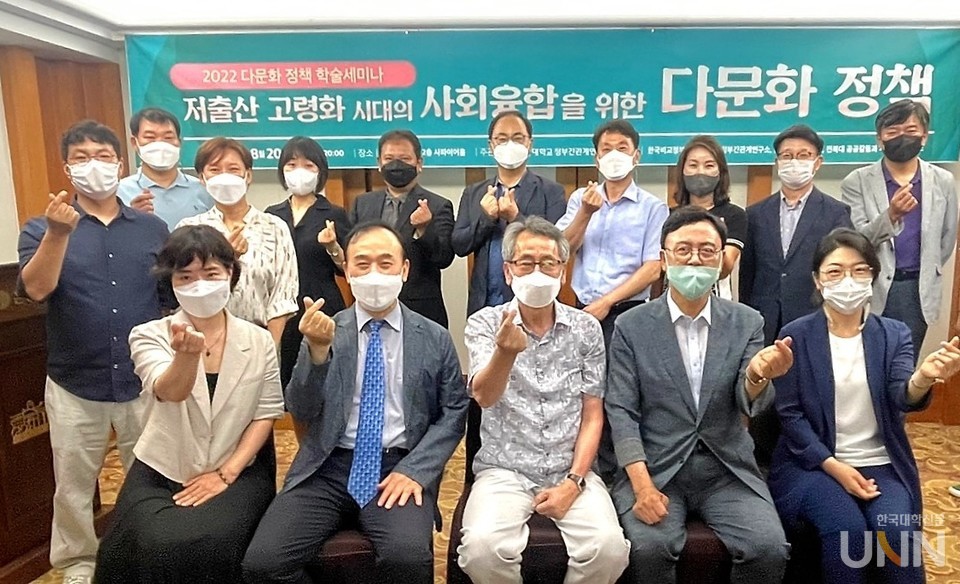 학술 세미나 참석자들이 기념 촬영을 했다. 앞 줄 왼쪽에서 세 번째가 권경득 선문대 정부간관계연구소장, 네 번째가 이명수 아산시 국회의원.