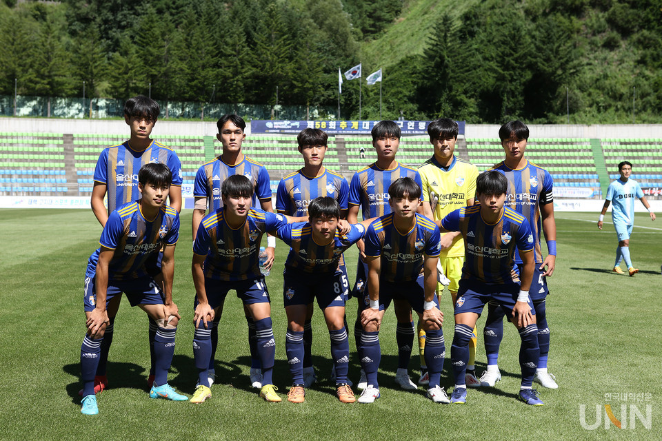 한국대학축구연맹이 주최한 제58회 전국추계대학축구연맹전 백두대간기에서 준우승을 차지한 울산대 축구부. 27일 강원도 태백종합운동장에서 열린 결승전 경기에 앞서 기념촬영을 하고 있는 모습.