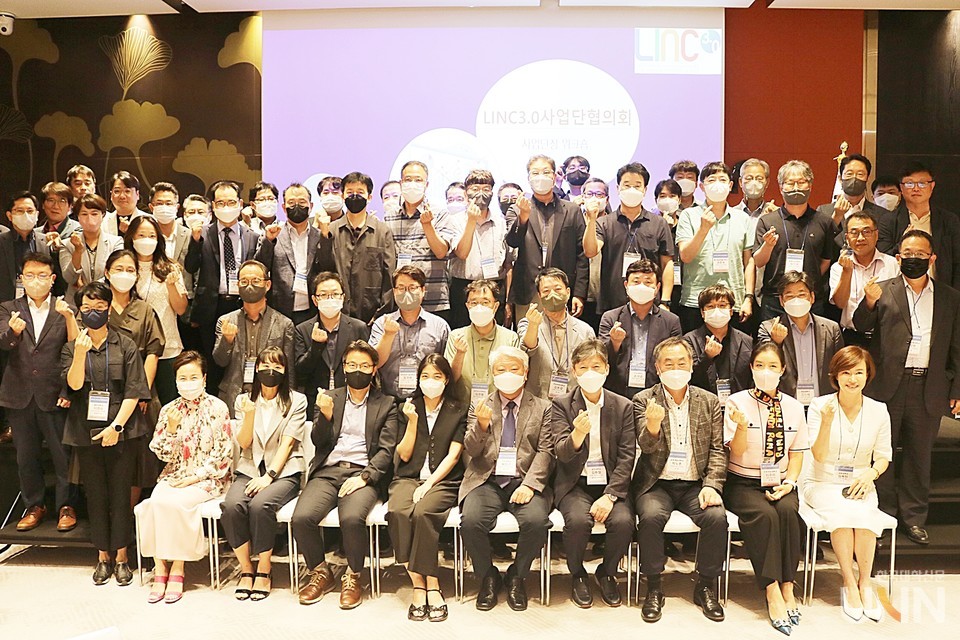 교육부와 한국연구재단은 전문대 LINC3.0사업단협의회와 함께 24일부터 26일까지 2박 3일 동안 제주 소재 그랜드하얏트호텔에서 하계 워크숍을 개최했다. 사진은 사업단장 워크숍 단체사진 (사진=황정일 기자)