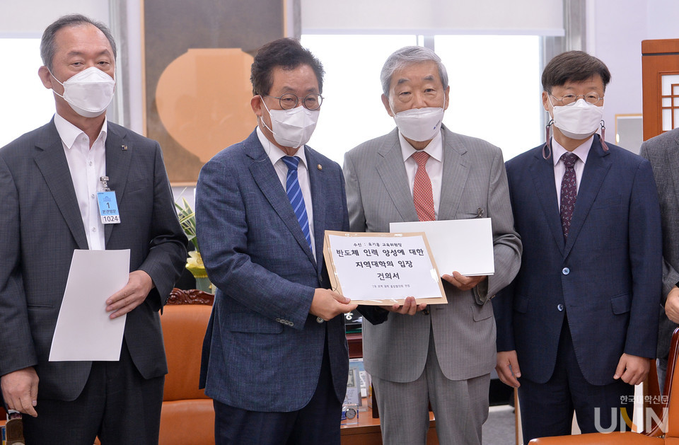‘비수도권 7개 권역 대학 총장협의회 연합(회장 이우종, 청운대 총장)’ 소속 8개 대학 총장들은 31일 국회에서 유기홍 국회 교육위원장을 만나 정부의 수도권 증원 정책에 대한 반대 입장을 전달했다. (사진=한명섭 기자)