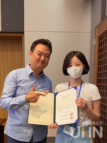 이수인 학생(오른쪽).