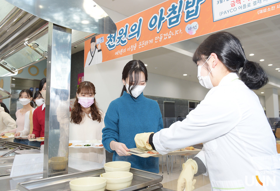 순천향대 학생식당에서 천원의 아침밥을 먹는 학생 (사진=한국대학신문DB)
