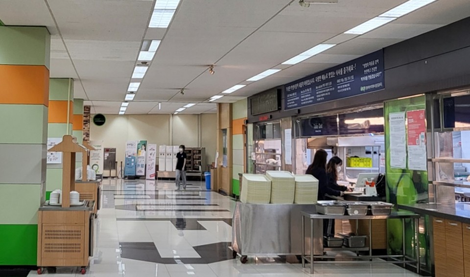 지난 5일 경기도 용인에 위치한 한 대학 학생식당에서 학생들이 배식을 받고 있다. (사진=우지수 기자)