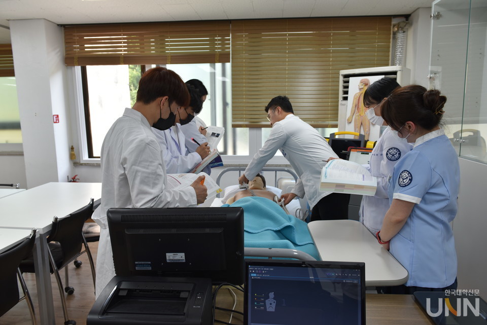간호학과 학생들이 실습을 하고 있는 모습.