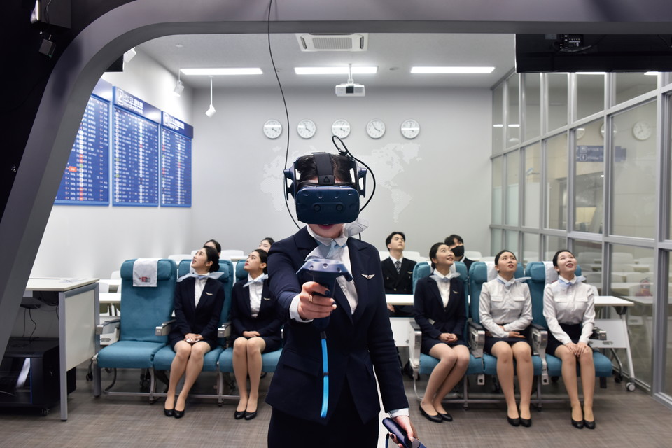 인천재능대 학생들이 VR 실습실에서 실습을 하고 있는 모습.