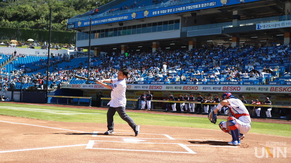 대구대학교의 날 행사에서 박순진 총장이 시타를 하고 있다.