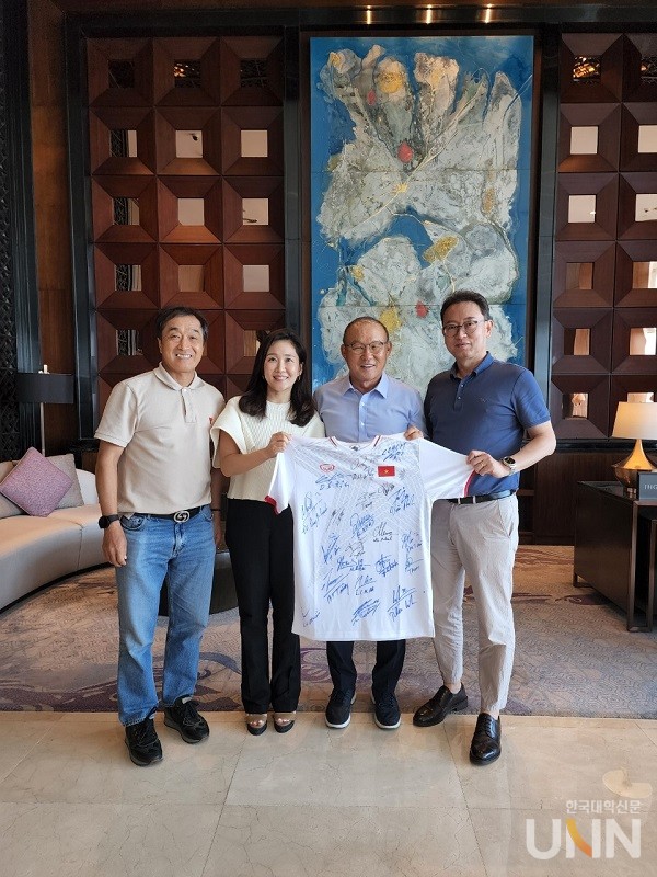 조선영 이사장과 김종헌 총장은 베트남축구대표팀 박항서 감독과 이영진 수석코치를 만나 담소를 나누었다.