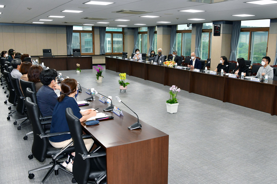 14일 제주도교육청을 방문한 올리 페카 헤이노넨 IB 본부 회장이 제주 8개교 관계자들과 간담회를 진행하고 있다. (사진=제주도교육청 제공)