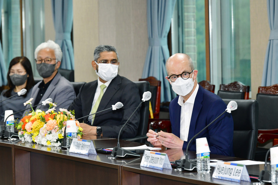 올리 페카 헤이노넨 IB 본부 회장(오른쪽)이 학교 관계자의 질문에 답하고 있다. (사진=제주도교육청 제공)