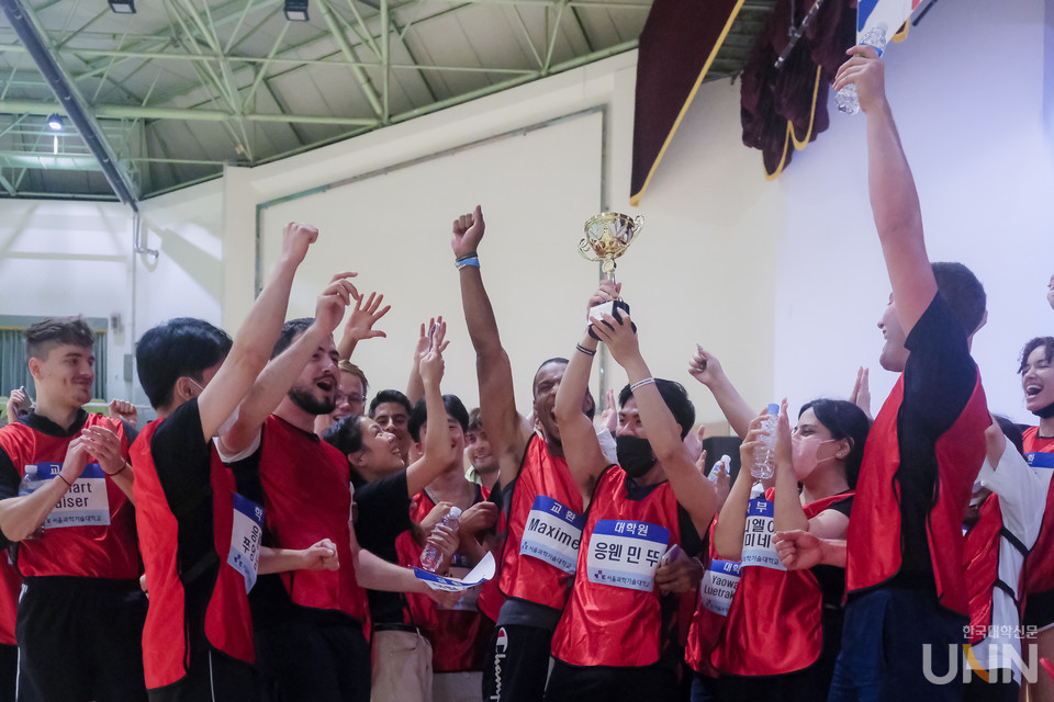 서울과기대 외국인 유학생들이 교내 체육관에서 체육행사를 즐기고 있다.