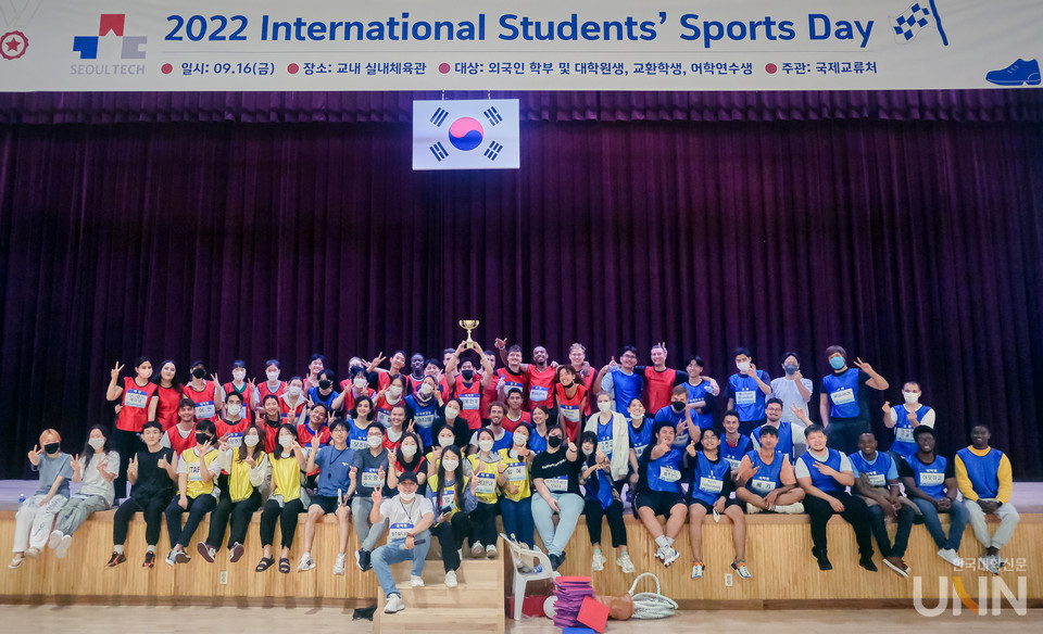 외국이 유학생들이 단체 기념촬영을 했다.