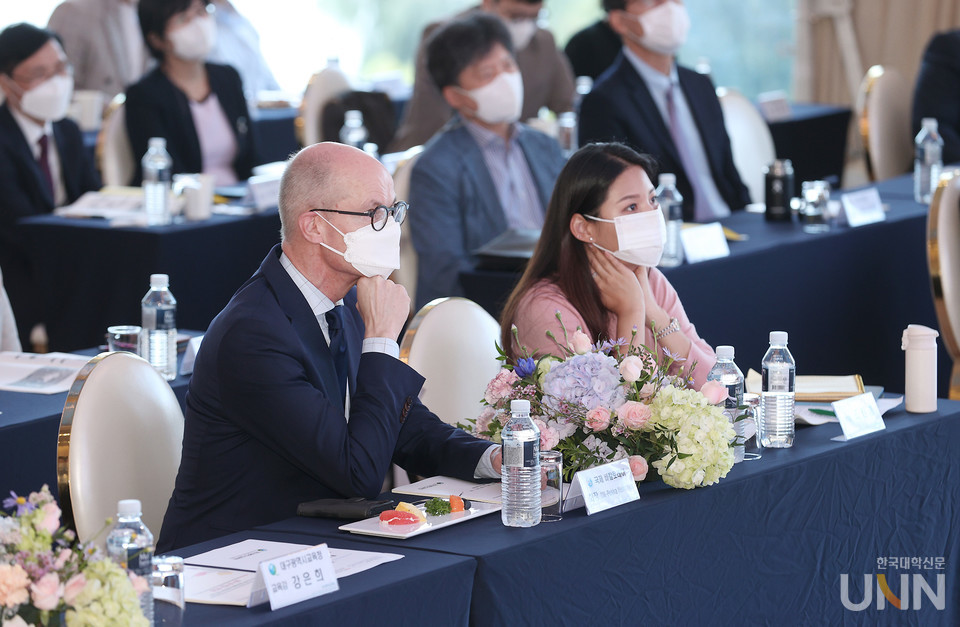 지난 16일 ‘대구 IB 교육 발전 방향과 공교육 혁신 워크숍’에 참석한 헤이노넨 IB 회장이 참가자의 발표를 듣고 있다. (사진=대구시교육청 제공)