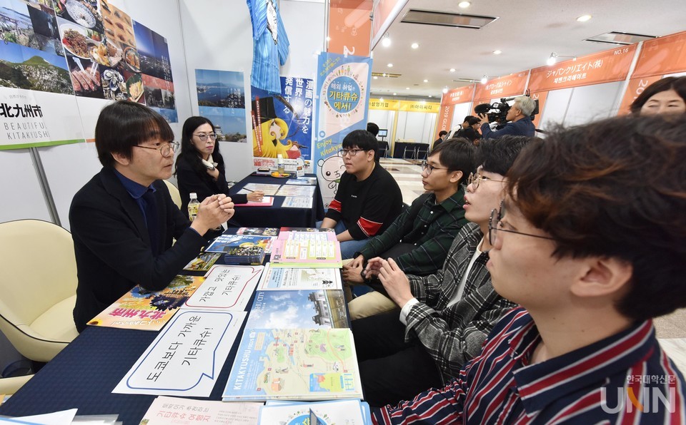 학생들이 일본 기업 부스에서 취업 관련 상담을 하고 있다. 사진은 이 대학교가 코로나 이전 자체적으로 연 해외취업박람회 모습