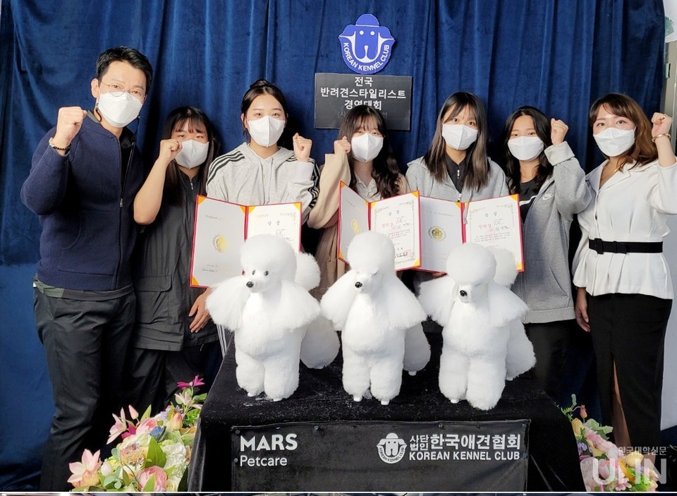 오산대 반려동물관리과 학생들이 반려견스타일리스트 경연대회에 출전해 입상을 했다.