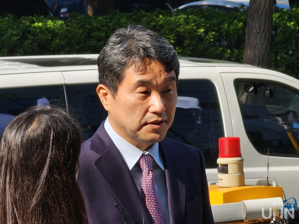 이주호 사회부총리 겸 교육부장관 후보자가 30일 서울 여의도 교육시설안전원으로 출근하면서 인사말을 하고 있다. (사진=백두산 기자)