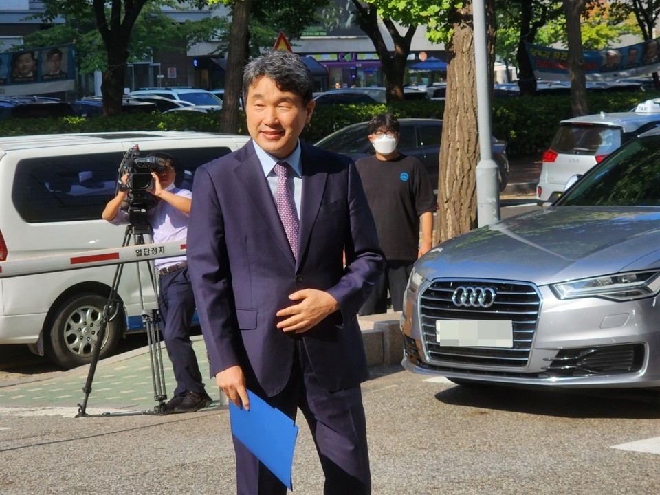 이주호 사회부총리 겸 교육부장관 후보자가 30일 서울 여의도 교육시설안전원으로 출근하고 있다. (사진=백두산 기자)