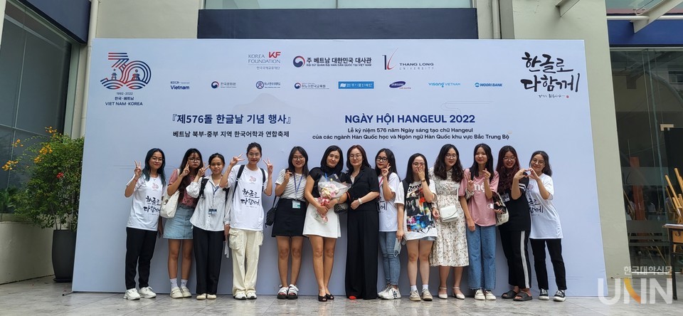 KF-글로벌 버디와 베트남 탕롱대학교 학생들.
